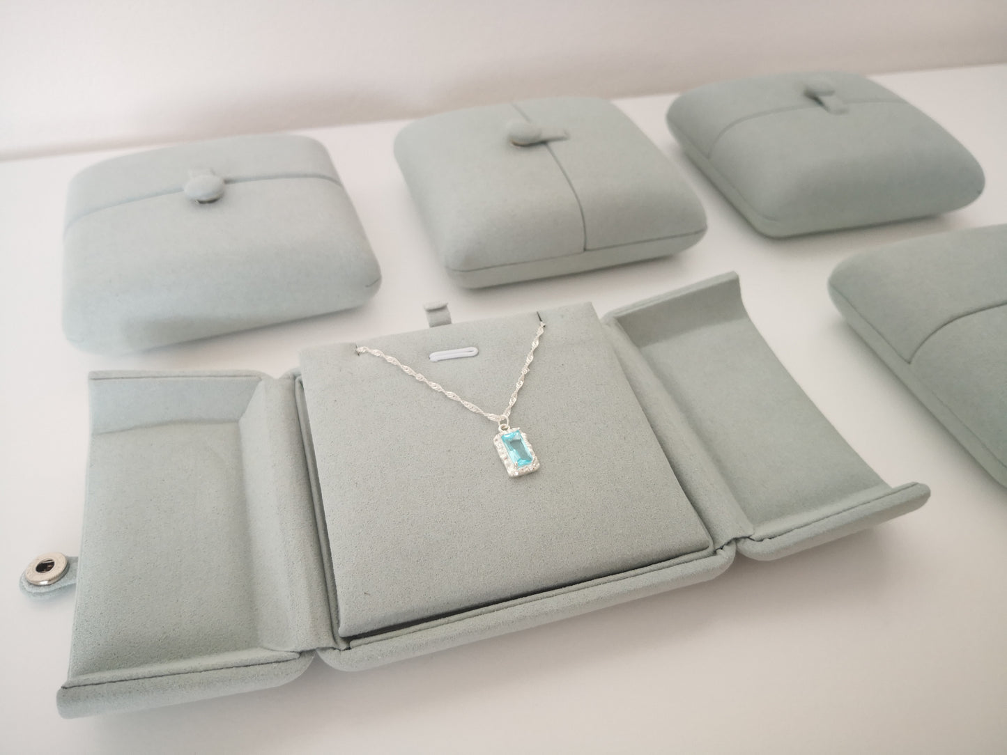 NECKLACE CASE