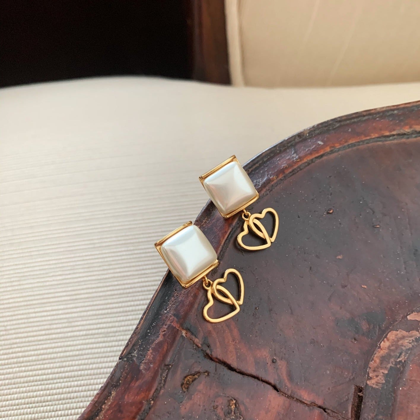 VINTAGE PEARL SQUARE